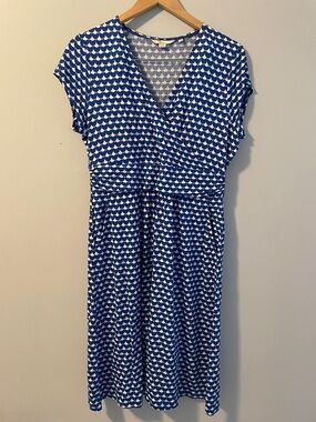Boden fit and flare short sleeve dress with pockets blue/white. Size: 10P